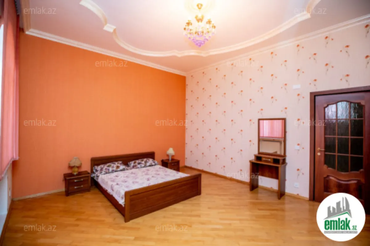 Satılır 7 otaqlı həyət evi 404 m²