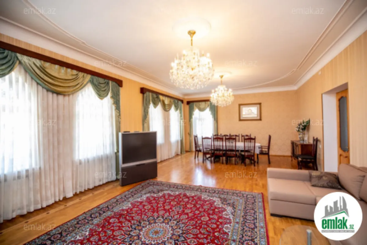 Satılır 7 otaqlı həyət evi 404 m²