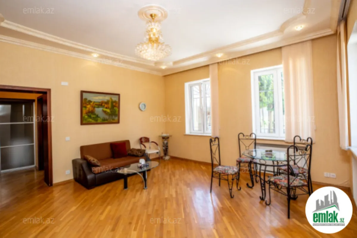 Satılır 7 otaqlı həyət evi 404 m²