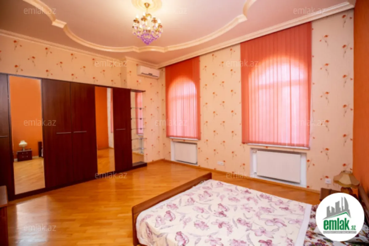 Satılır 7 otaqlı həyət evi 404 m²