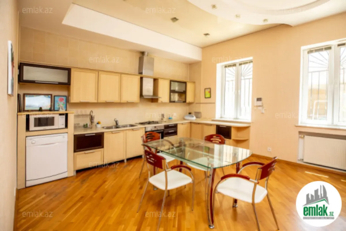 Satılır 7 otaqlı həyət evi 404 m²