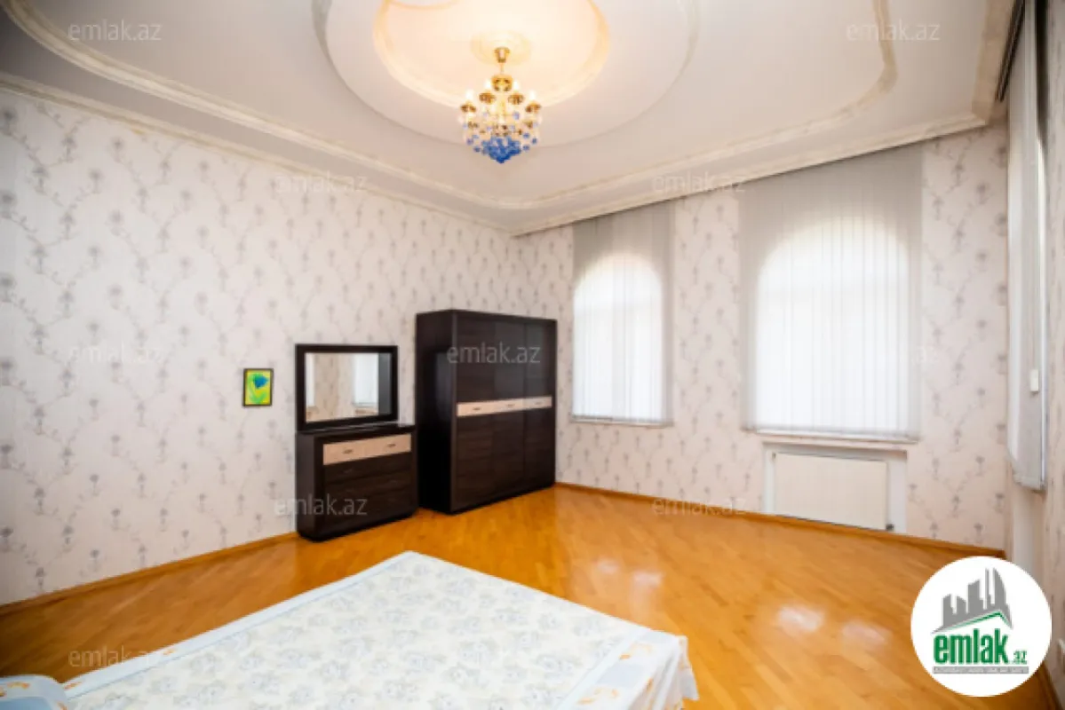 Satılır 7 otaqlı həyət evi 404 m²