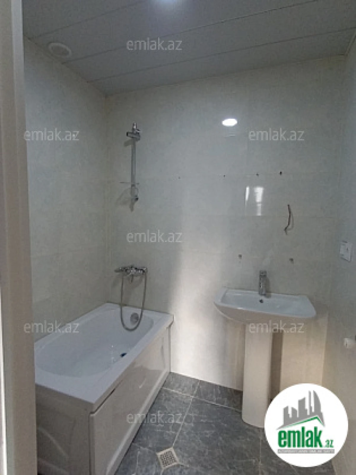 Satılır 3 otaqlı yeni tikili 77 m²