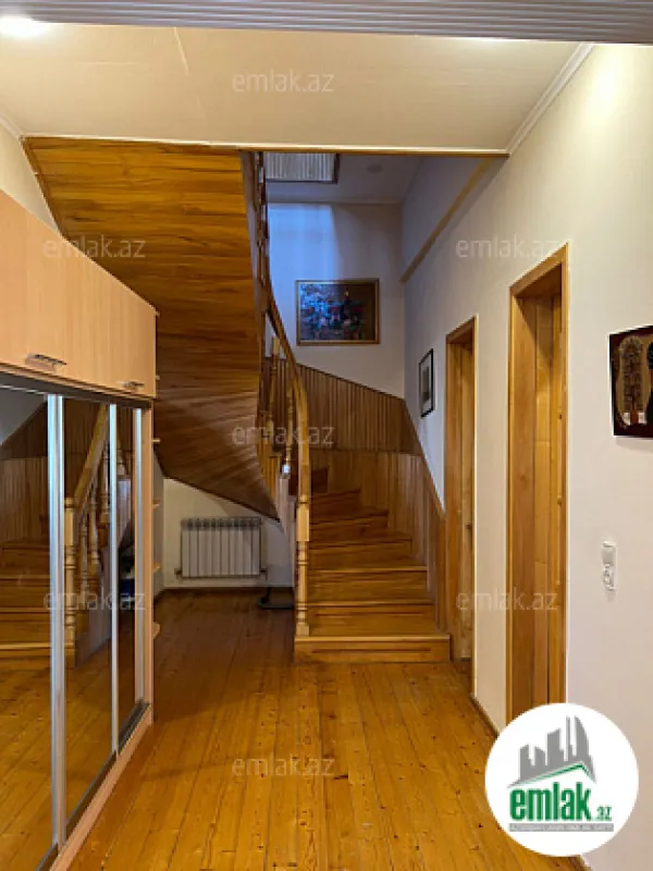 Satılır 7 otaqlı həyət evi 375 m²