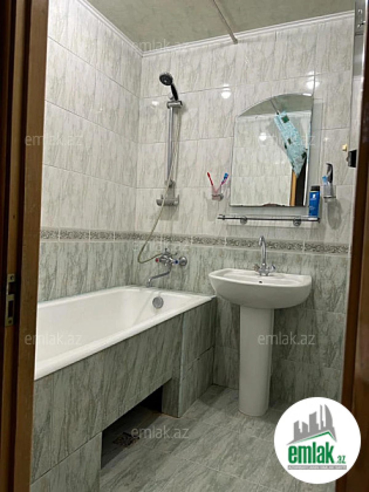 Satılır 4 otaqlı köhnə tikili 105 m²