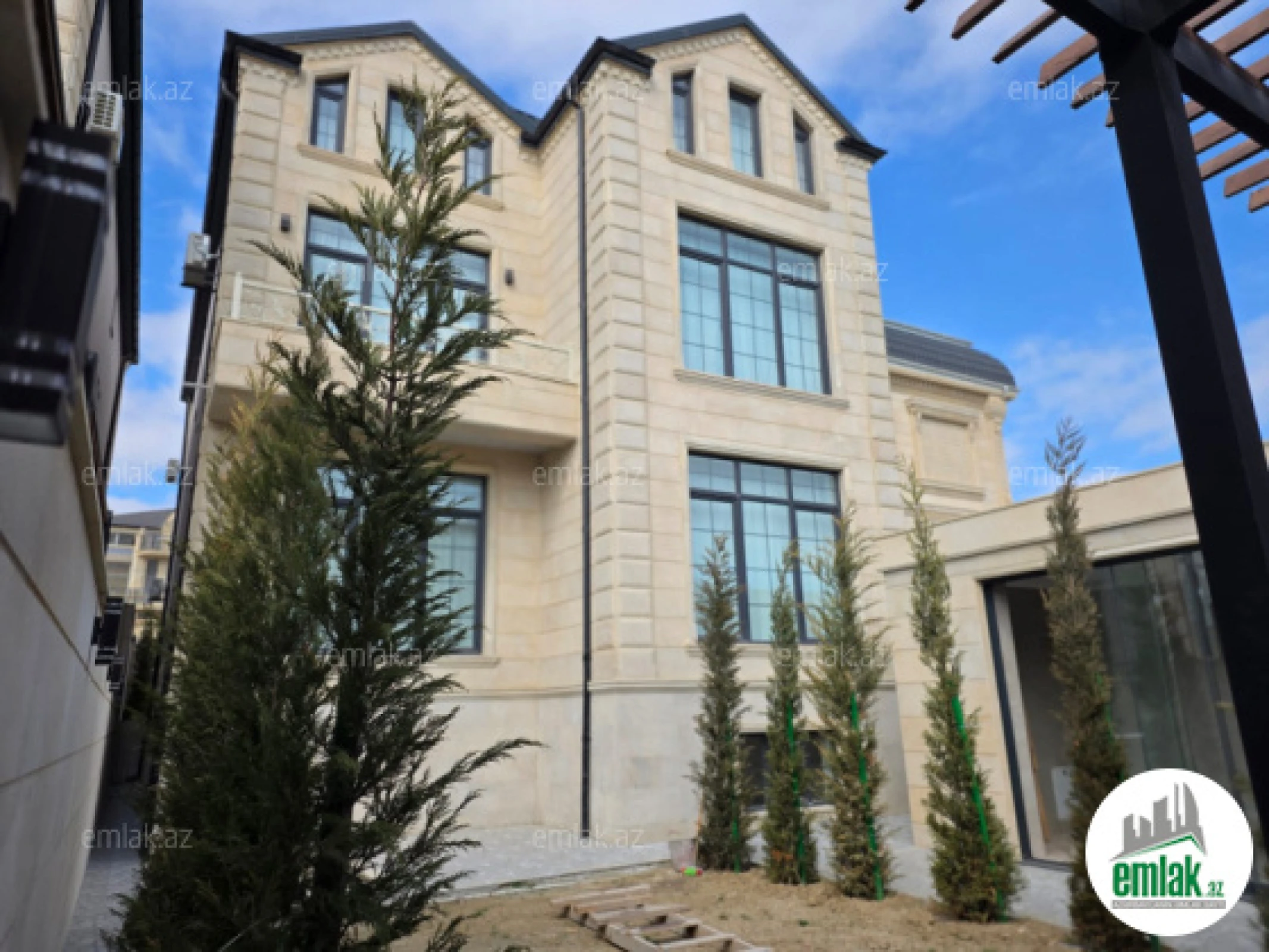 Satılır 6 otaqlı həyət evi 520 m²
