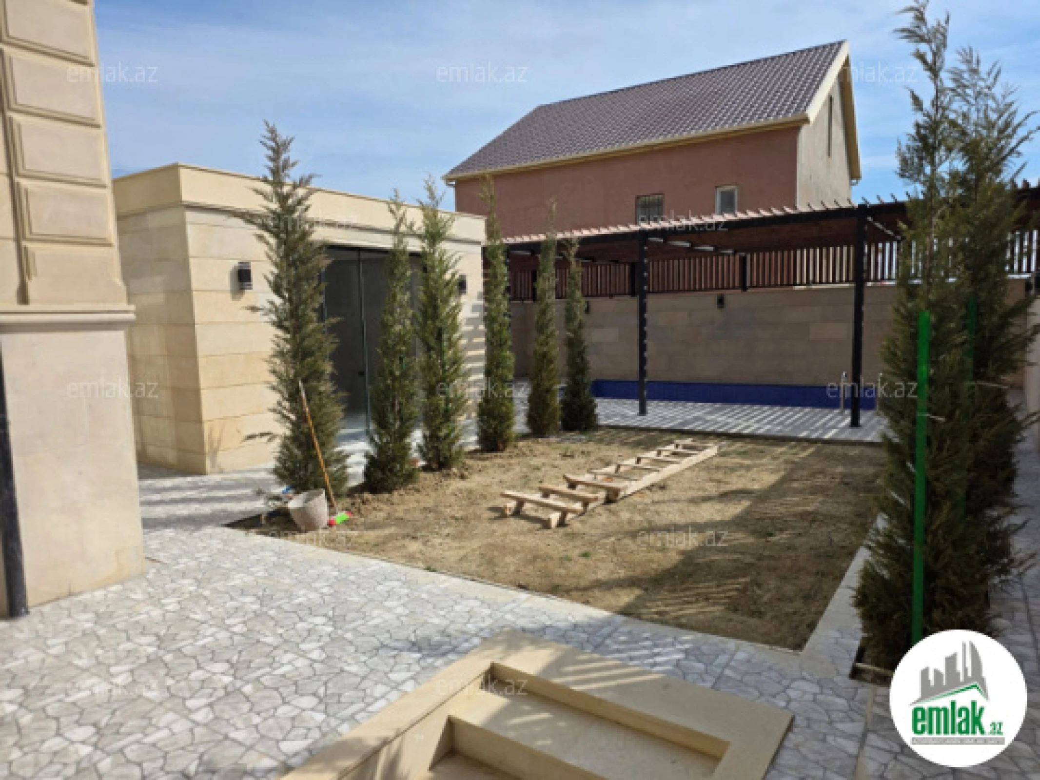 Satılır 6 otaqlı həyət evi 520 m²