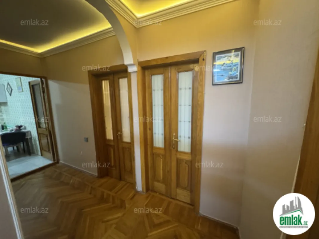 Satılır 4 otaqlı köhnə tikili 110 m²