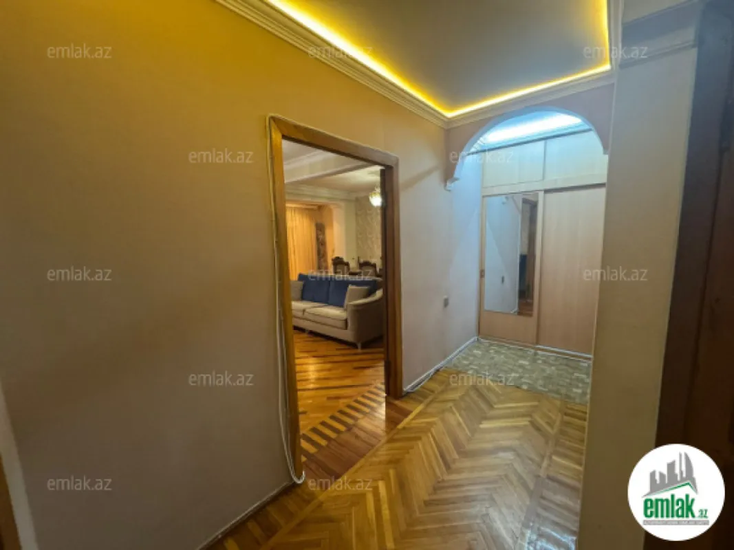 Satılır 4 otaqlı köhnə tikili 110 m²