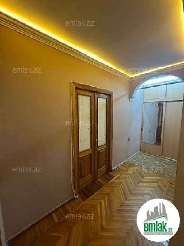 Satılır 4 otaqlı köhnə tikili 110 m²