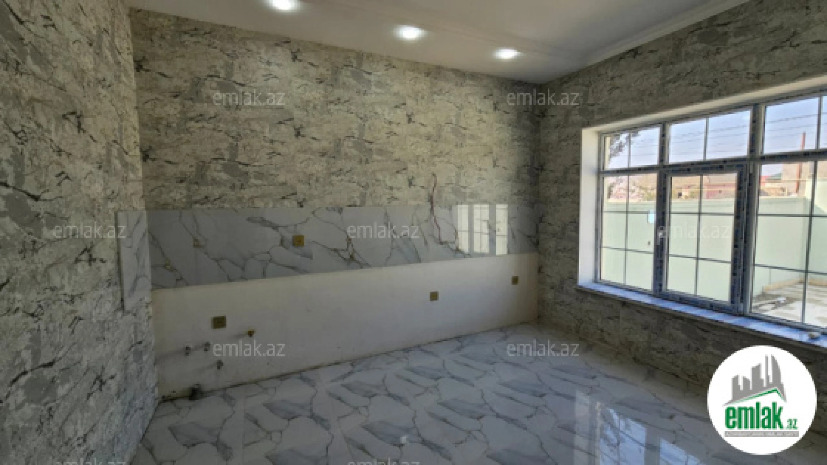 Satılır 4 otaqlı həyət evi 250 m²