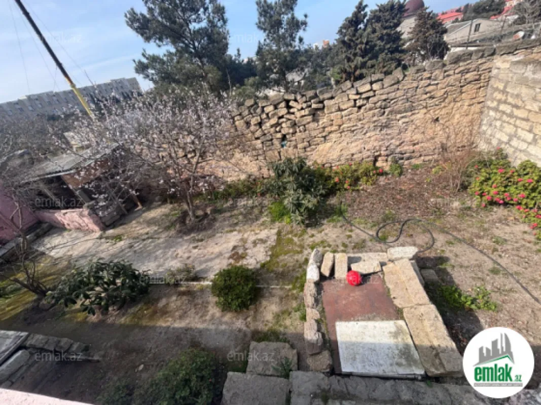 Satılır 9 otaqlı həyət evi 200 m²