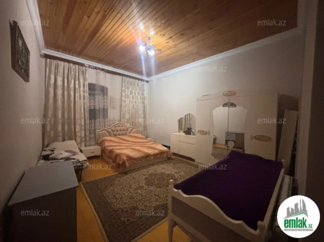 Satılır 9 otaqlı həyət evi 200 m²
