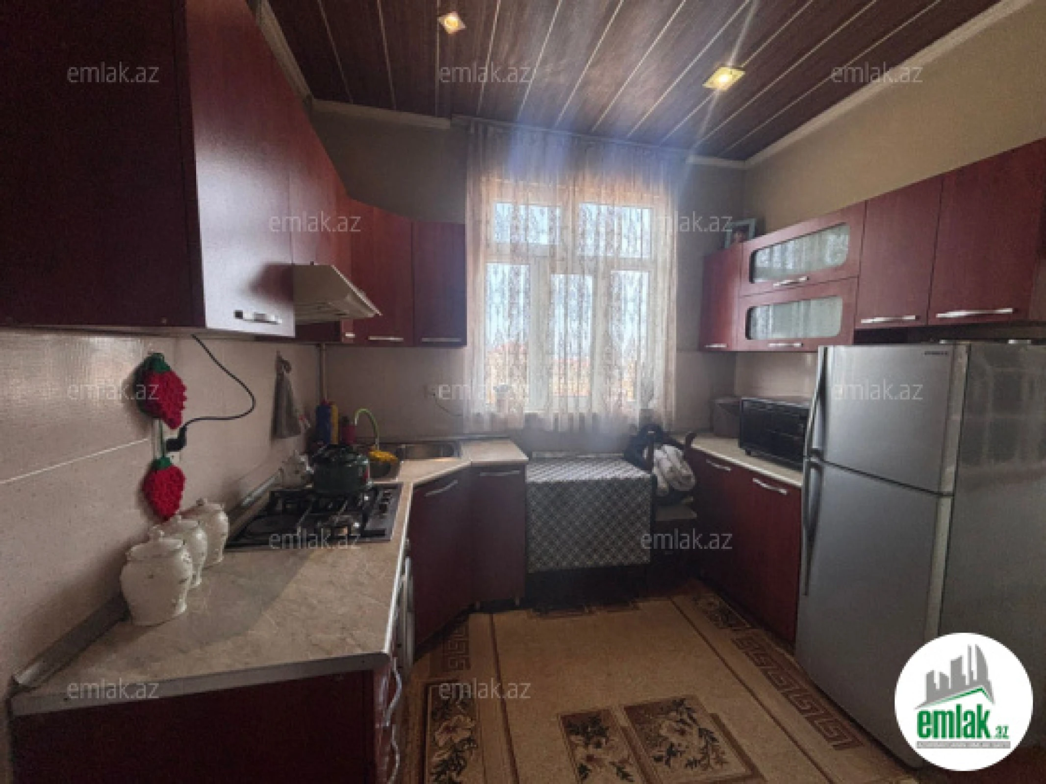 Satılır 9 otaqlı həyət evi 200 m²