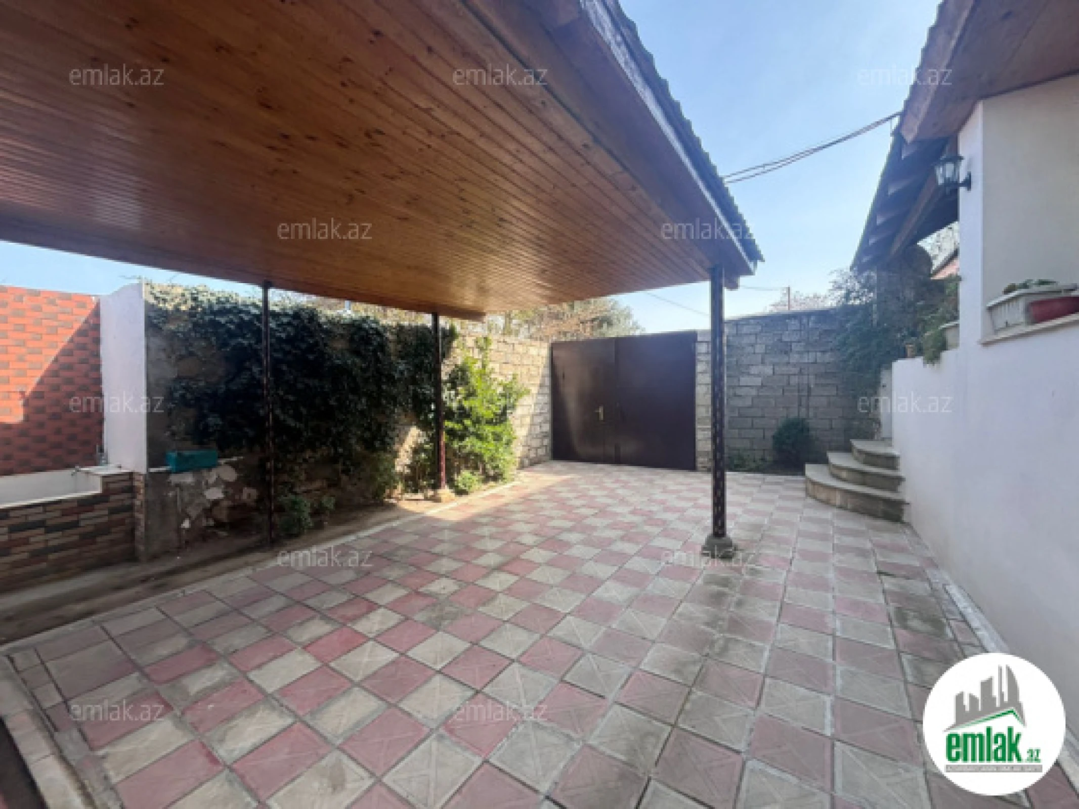 Satılır 9 otaqlı həyət evi 200 m²