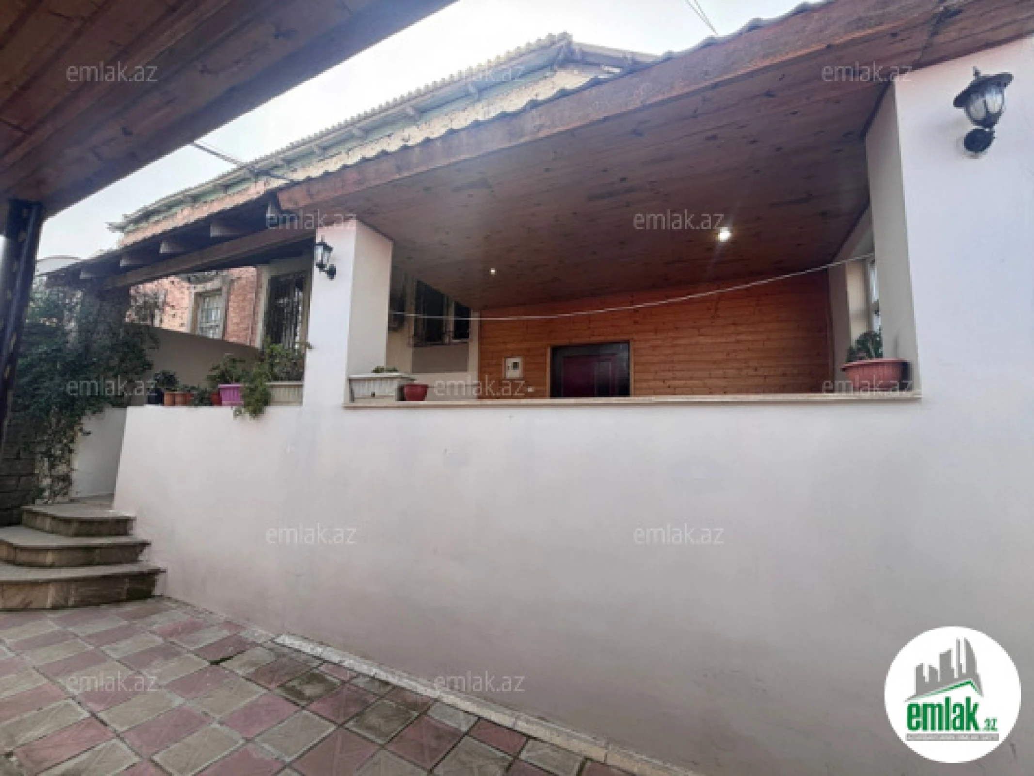 Satılır 9 otaqlı həyət evi 200 m²