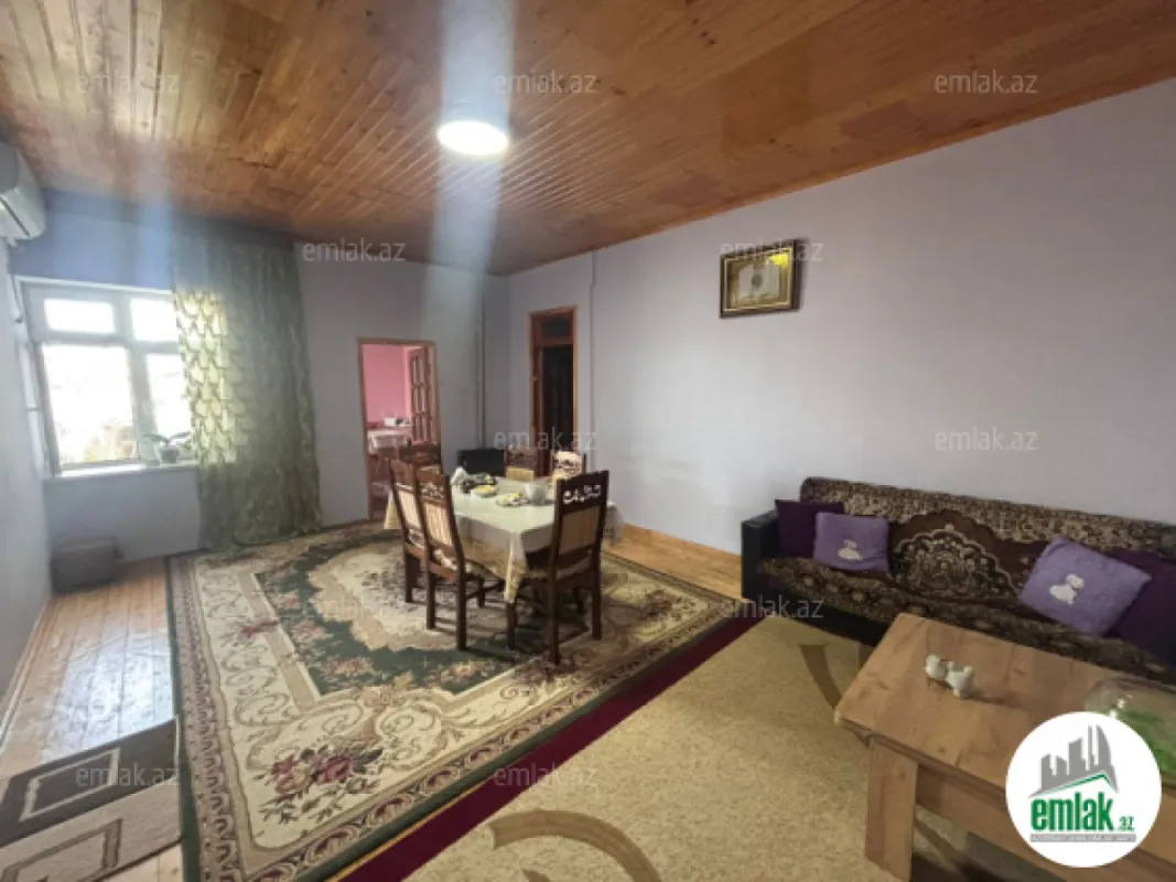 Satılır 9 otaqlı həyət evi 200 m²
