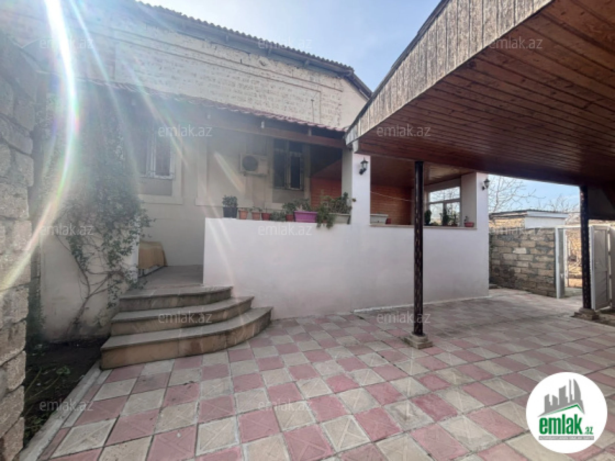 Satılır 9 otaqlı həyət evi 200 m²