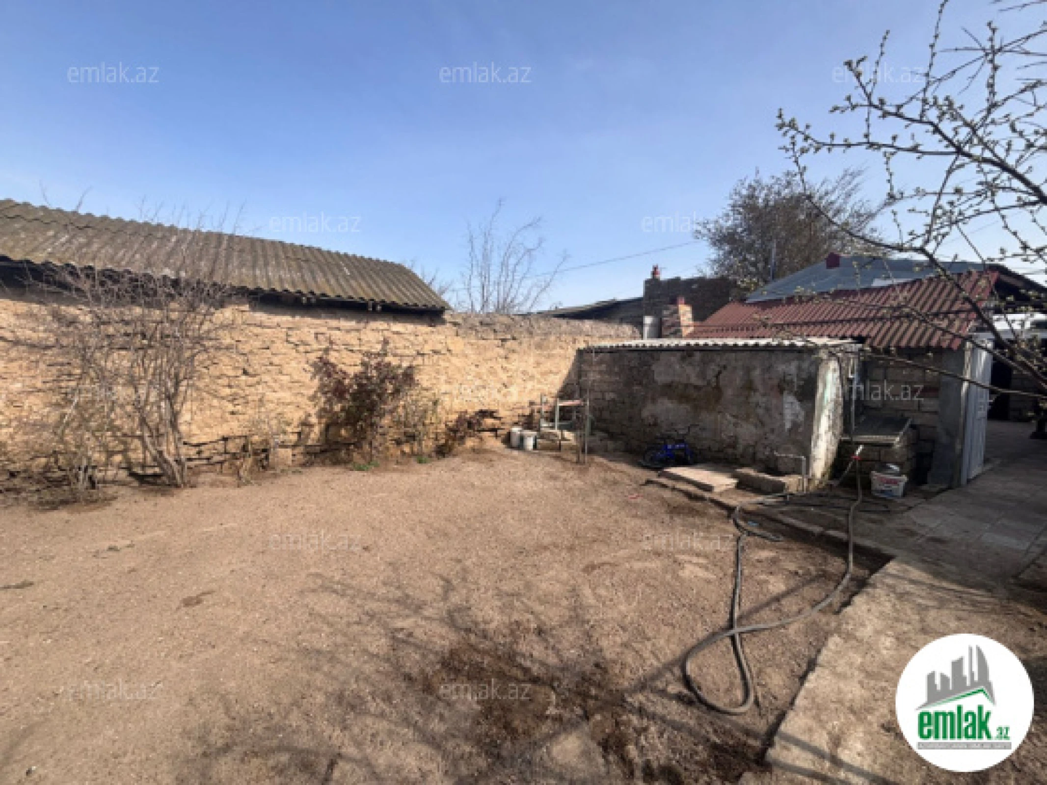 Satılır 9 otaqlı həyət evi 200 m²