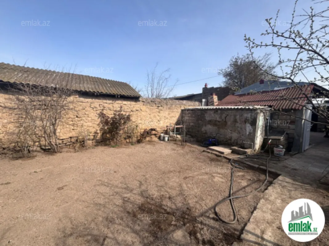 Satılır 9 otaqlı həyət evi 200 m²