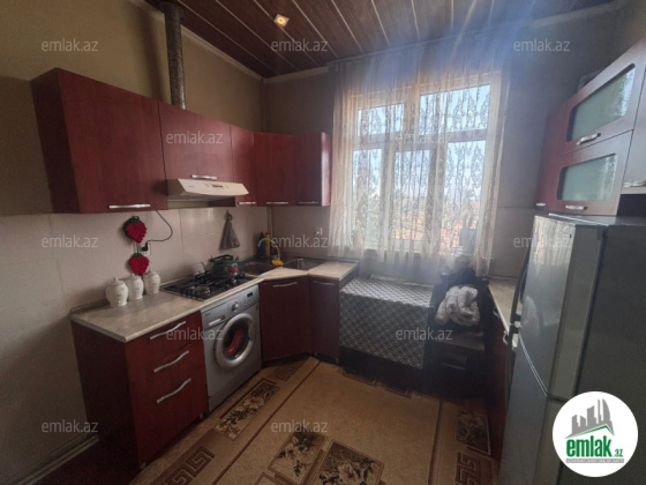 Satılır 9 otaqlı həyət evi 200 m²