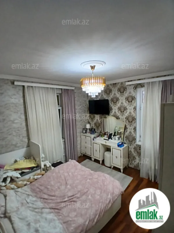 Satılır 4 otaqlı köhnə tikili 110 m²