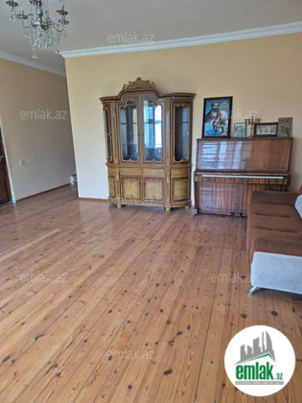 Satılır 4 otaqlı mənzil 700 m²