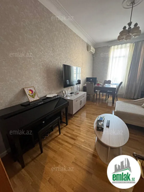 Satılır 3 otaqlı köhnə tikili 90 m²
