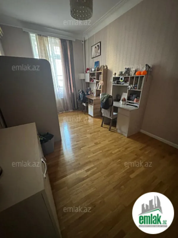 Satılır 3 otaqlı köhnə tikili 90 m²