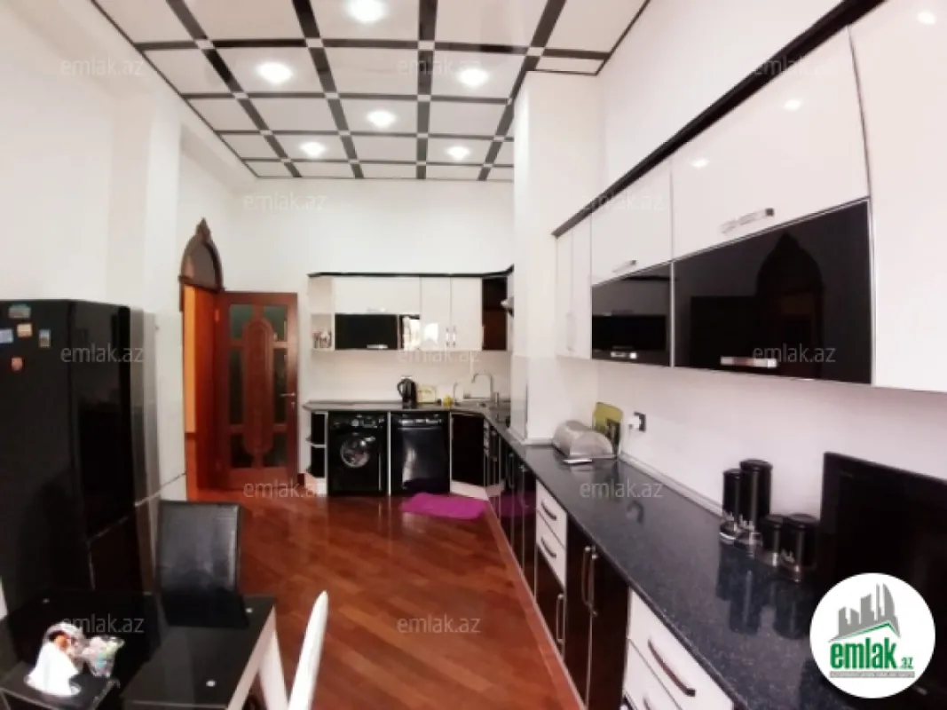 Satılır 5 otaqlı həyət evi 500 m²