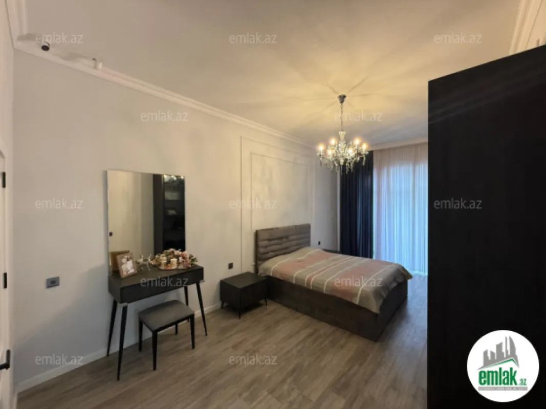 Satılır 5 otaqlı mənzil 142 m²