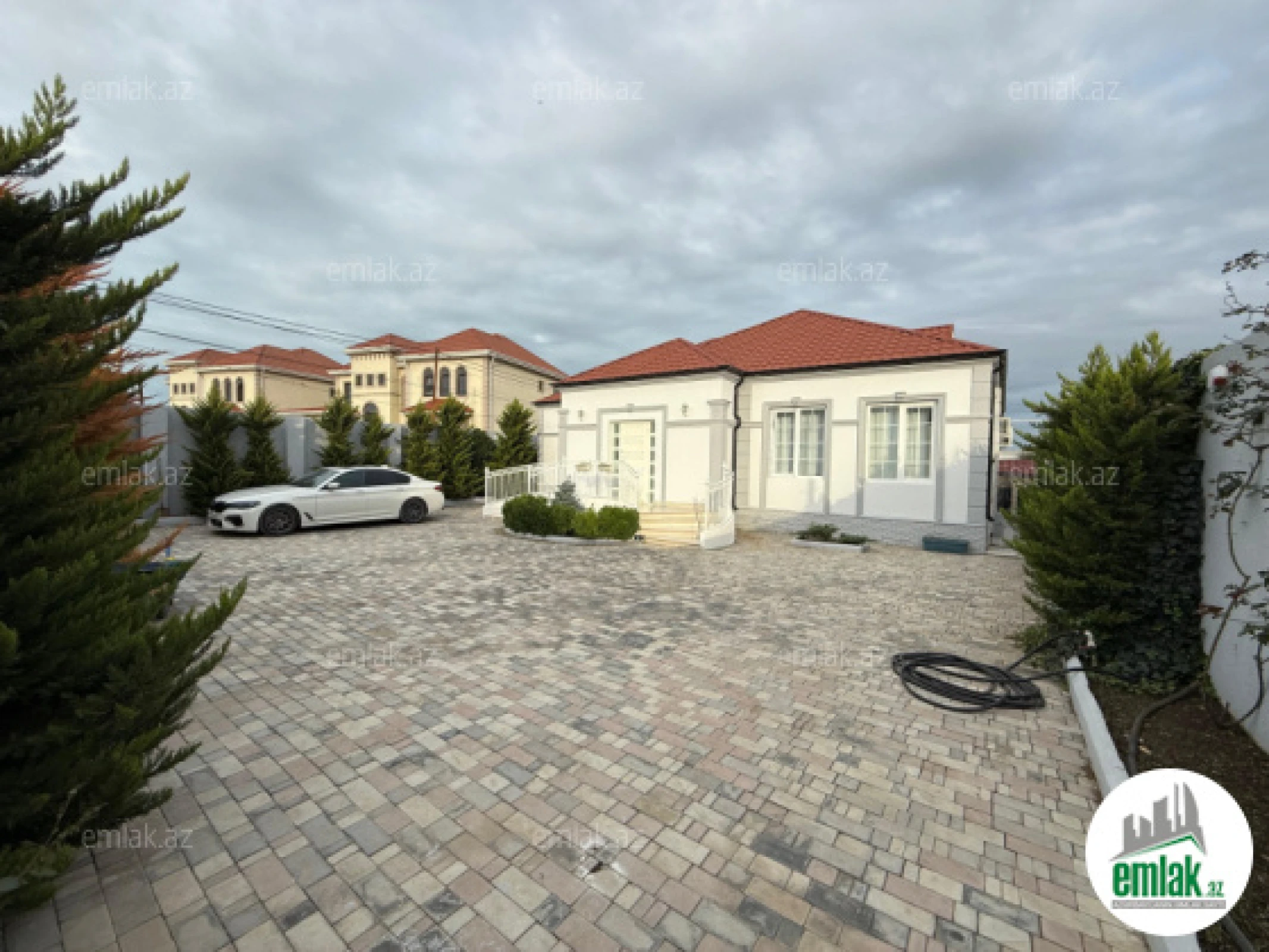 Satılır 5 otaqlı mənzil 142 m²