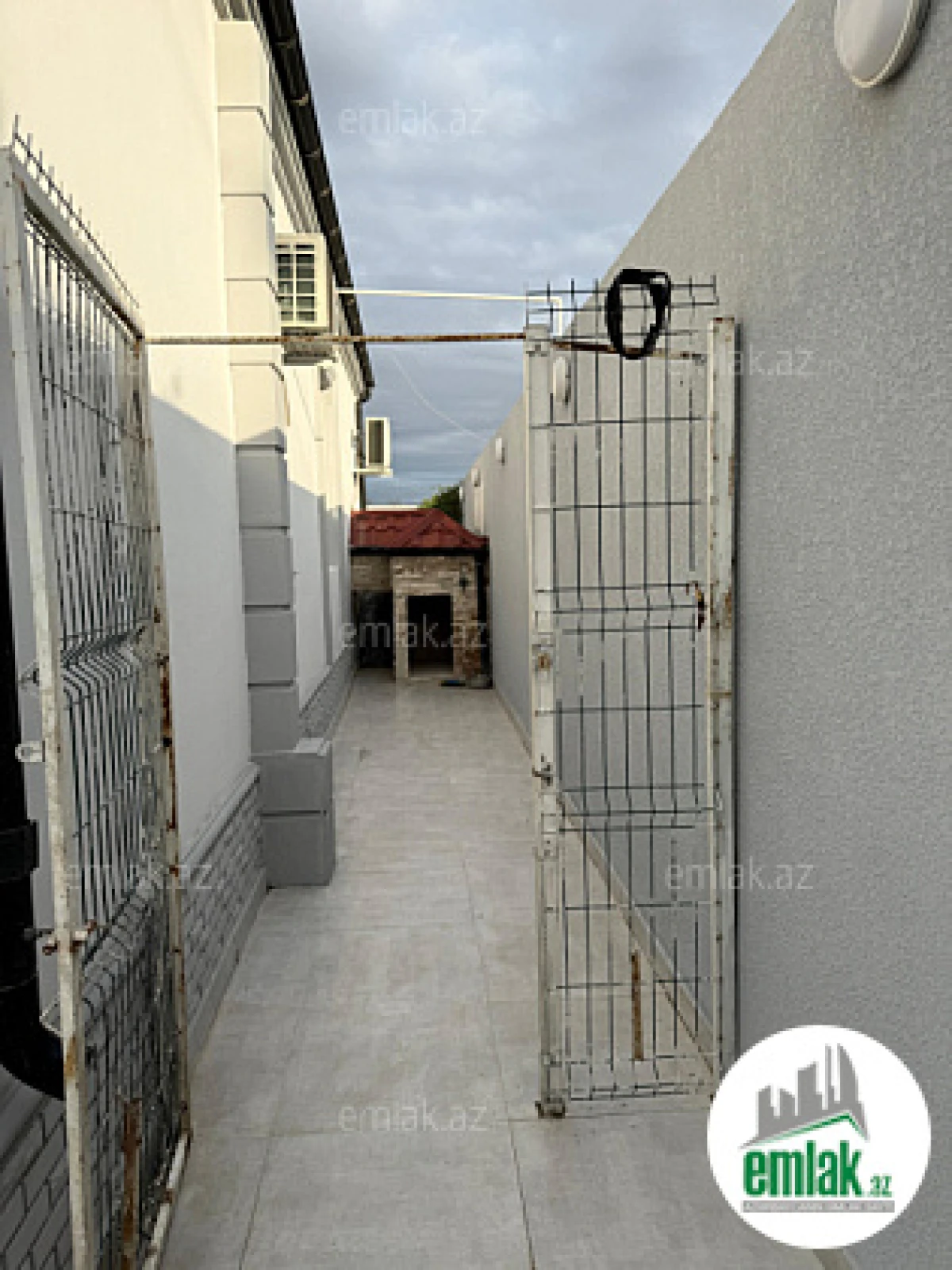 Satılır 5 otaqlı mənzil 142 m²
