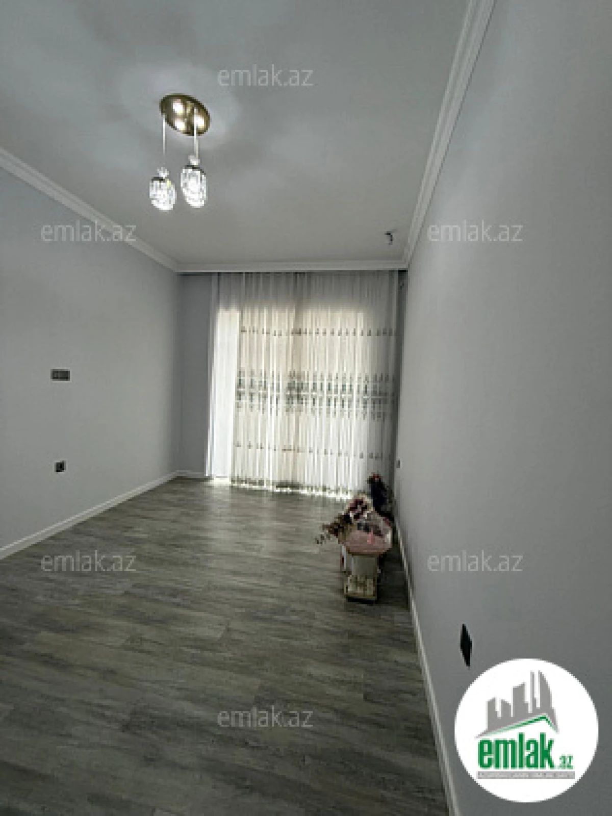 Satılır 5 otaqlı mənzil 142 m²