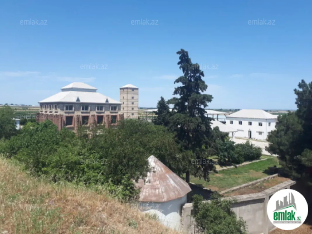 Satılır 6 otaqlı obyekt 2600 m²