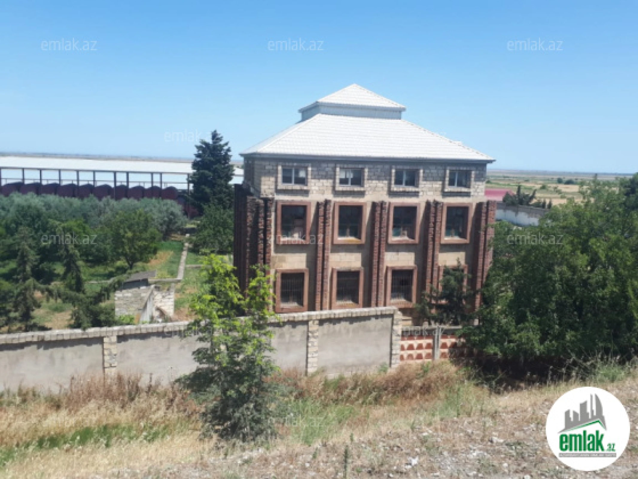 Satılır 6 otaqlı obyekt 2600 m²