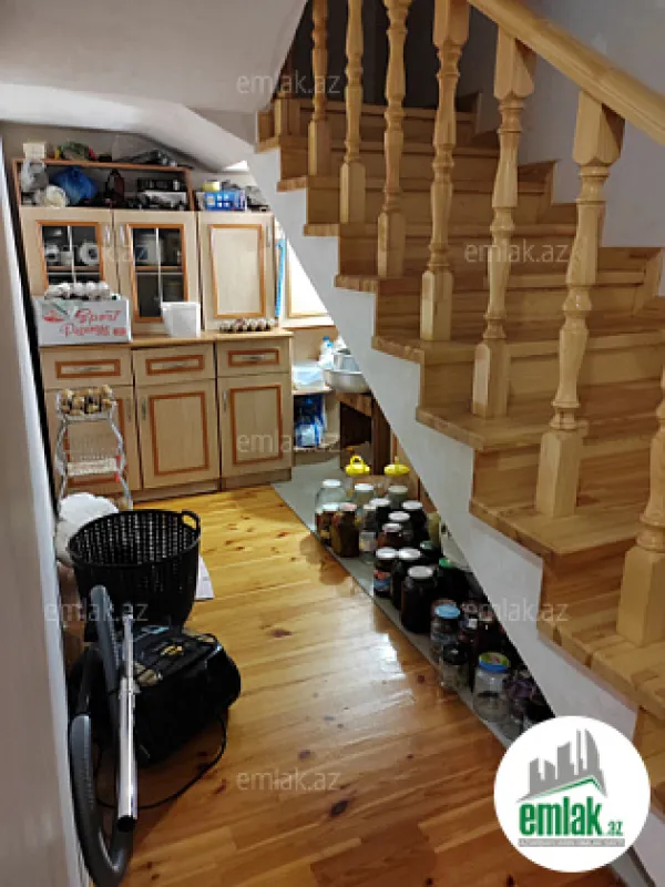 Satılır 5 otaqlı mənzil 240 m²