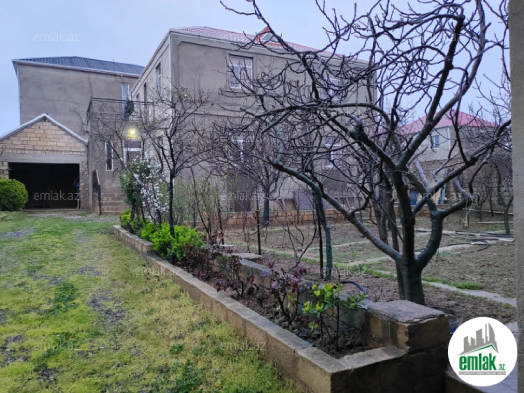 Satılır 5 otaqlı mənzil 240 m²