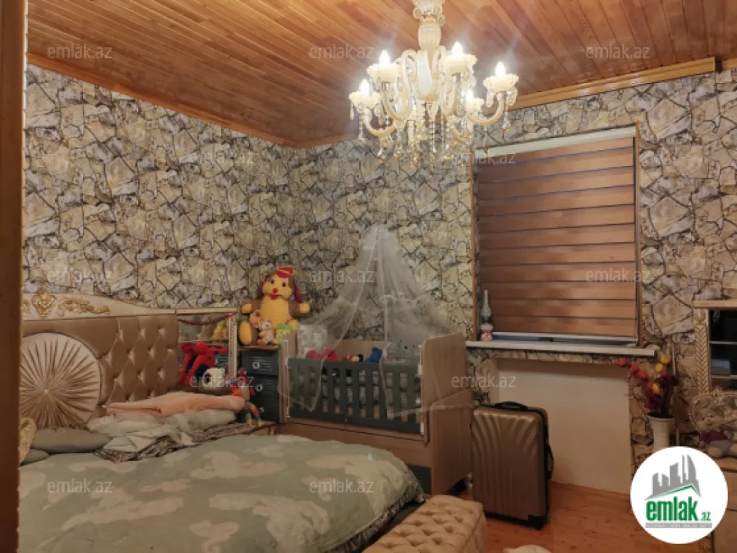 Satılır 5 otaqlı mənzil 240 m²