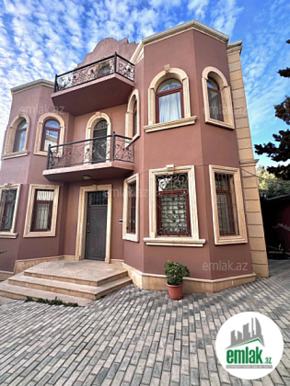 Satılır 8 otaqlı həyət evi 375 m²