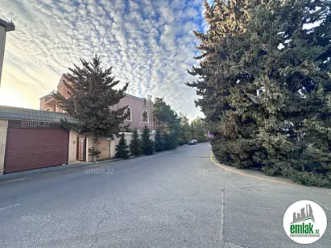 Satılır 8 otaqlı həyət evi 375 m²