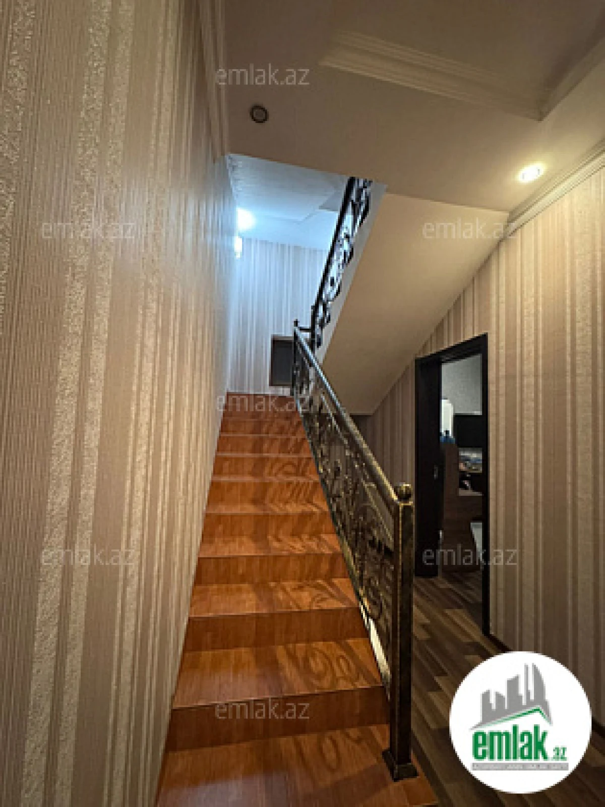 Satılır 8 otaqlı həyət evi 375 m²