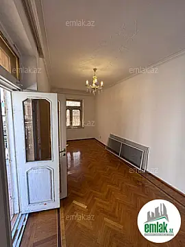 Satılır 2 otaqlı köhnə tikili 65 m²