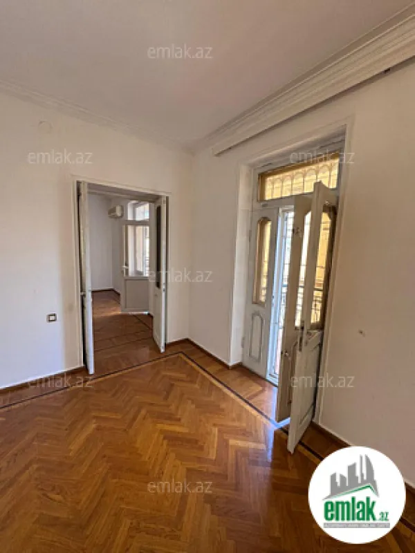 Satılır 2 otaqlı köhnə tikili 65 m²