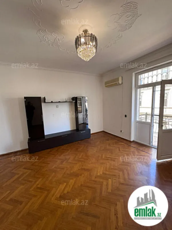 Satılır 2 otaqlı köhnə tikili 65 m²