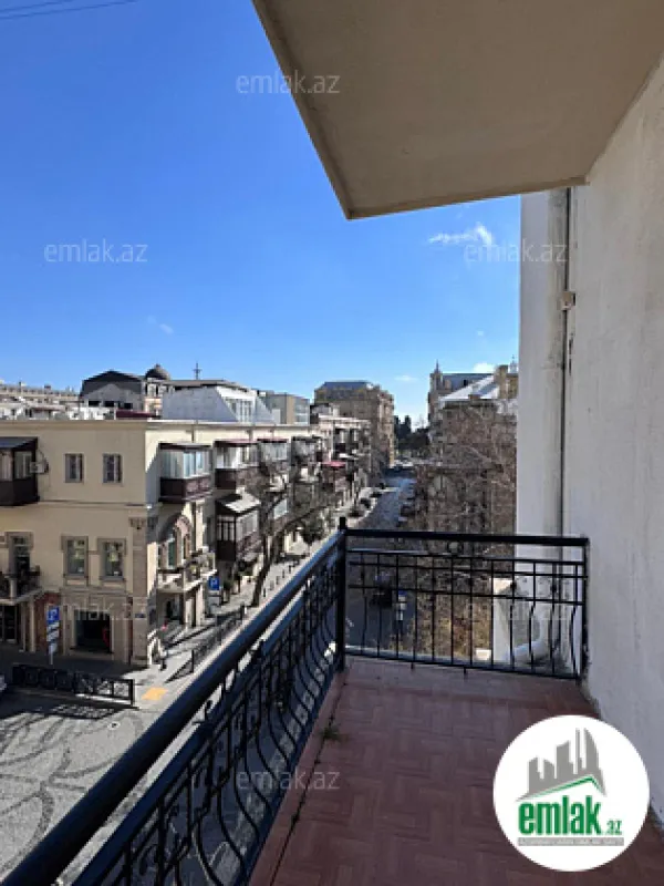 Satılır 2 otaqlı köhnə tikili 65 m²