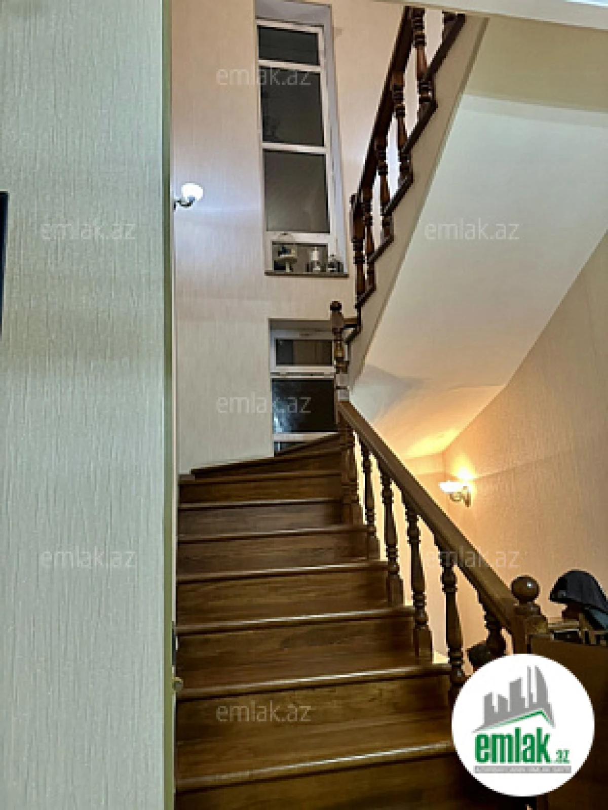 Satılır 8 otaqlı həyət evi 330 m²