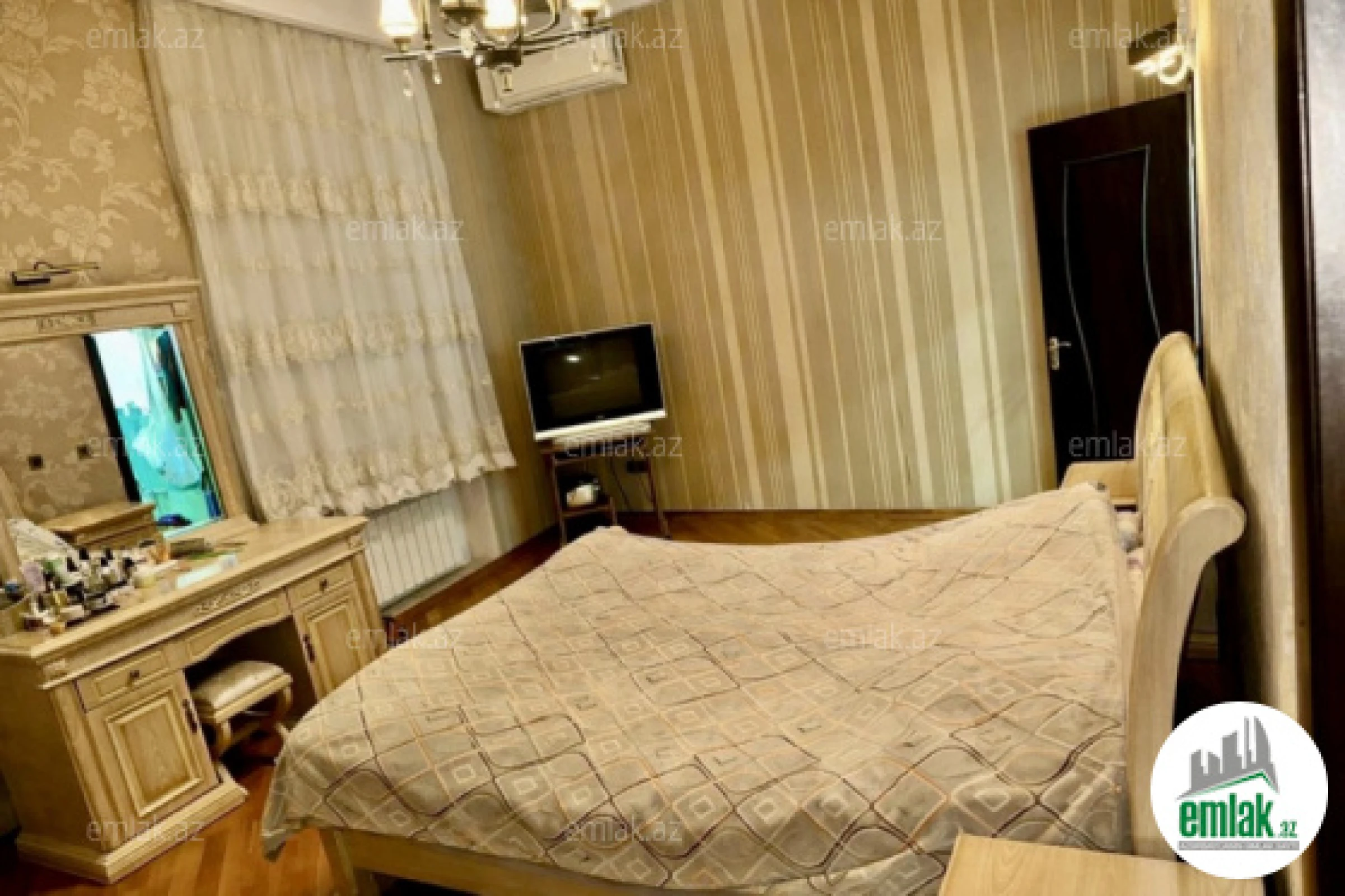 Satılır 8 otaqlı həyət evi 330 m²