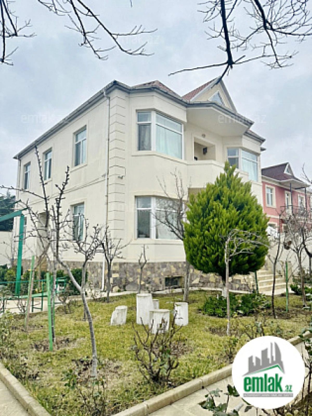Satılır 8 otaqlı həyət evi 330 m²
