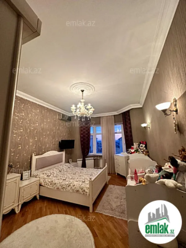 Satılır 8 otaqlı həyət evi 330 m²